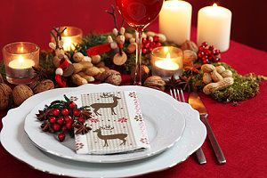Gedeckter Tisch an Weihnachten