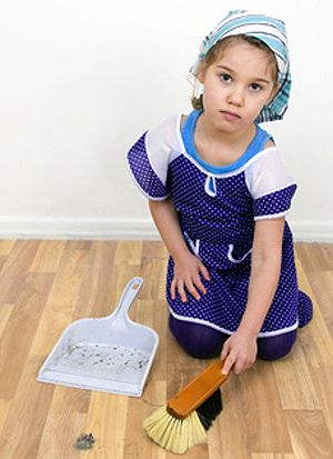 Kind beim Laminatboden reinigen mit dem Hausmittel Essigwasser