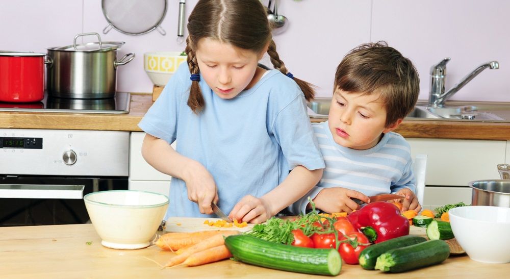 So können Kinder im Haushalt helfen. Kochen