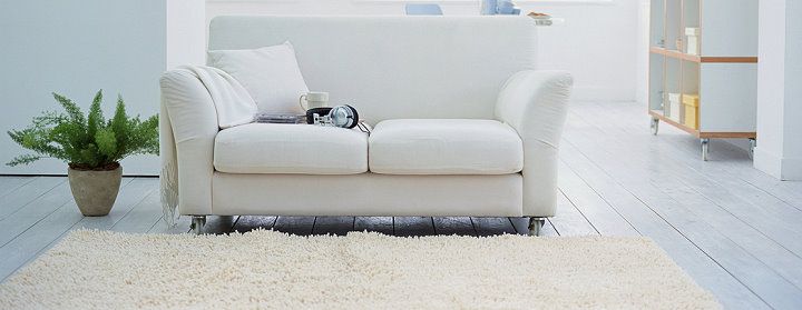 Fettflecken aus Sofa entfernen