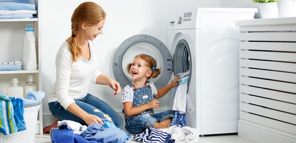 Mutter und Tochter beim Wäsche sortieren