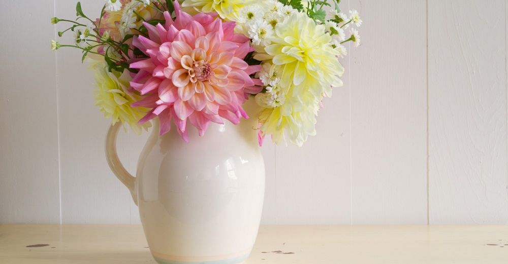 Blumen in einer Keramikvase