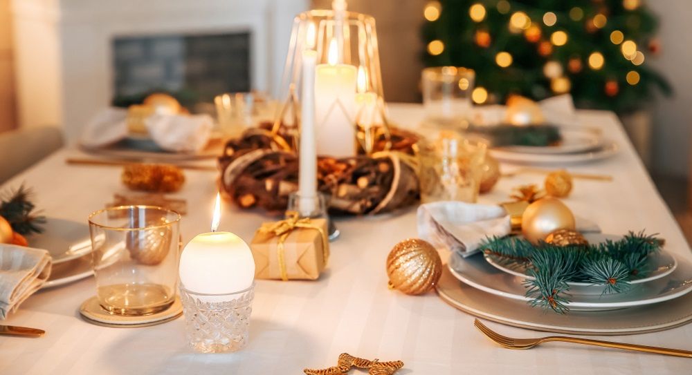 Ein weihnachtlich gedeckter Tisch