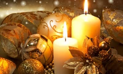 Kerzen und Kugeln als Weihnachtsdekoration