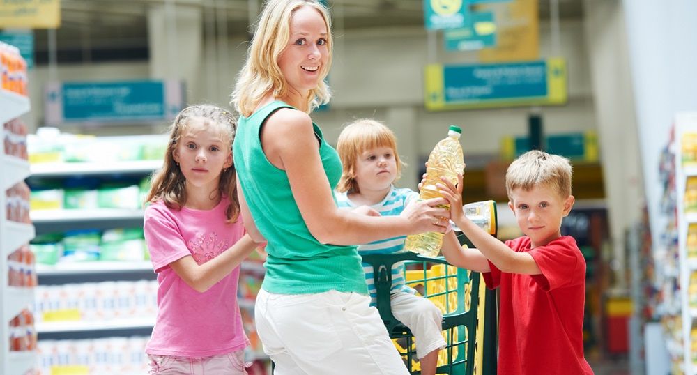 Mutter mit 3 Kindern im Supermarkt