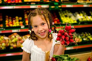 Kind beim Einkaufen im Supermarkt