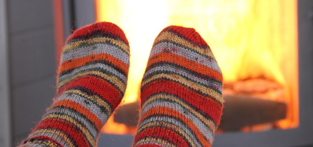 Kalte Füße am Kaminfeuer wärmen