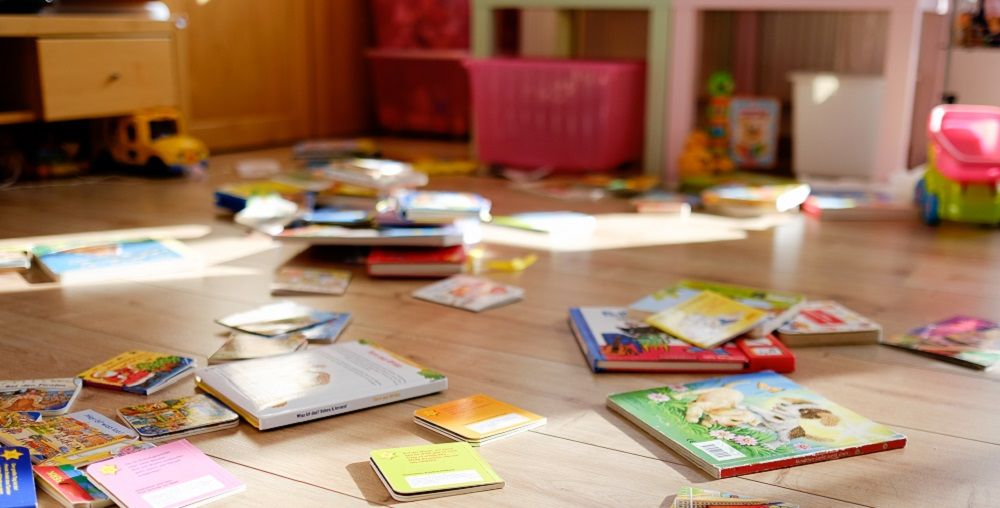 Bücher und Spielzeug liegen im Kinderzimmer