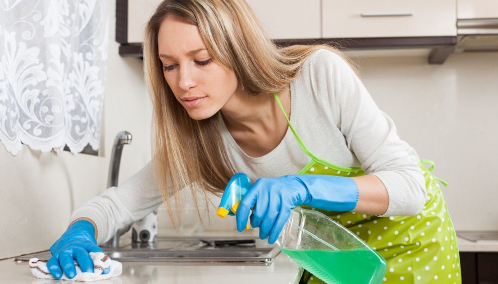 Frau beim Küche putzen