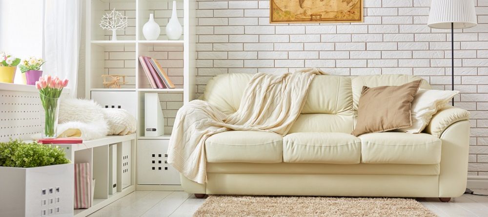Ein helles Sofa