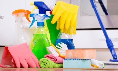Verschiedene Reinigungsmittel zum Hausputz