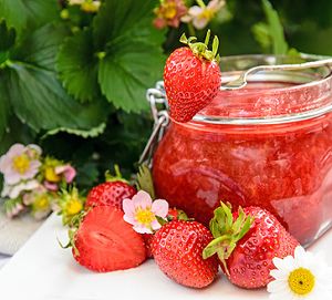 Ein Glas selbstgemachte Erdbeermarmelade