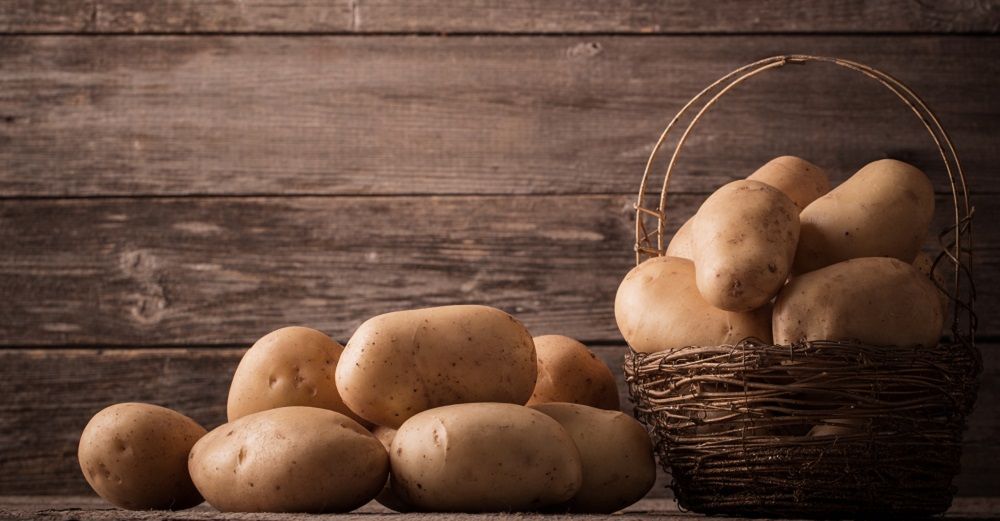 Frische Kartoffeln in einem Korb