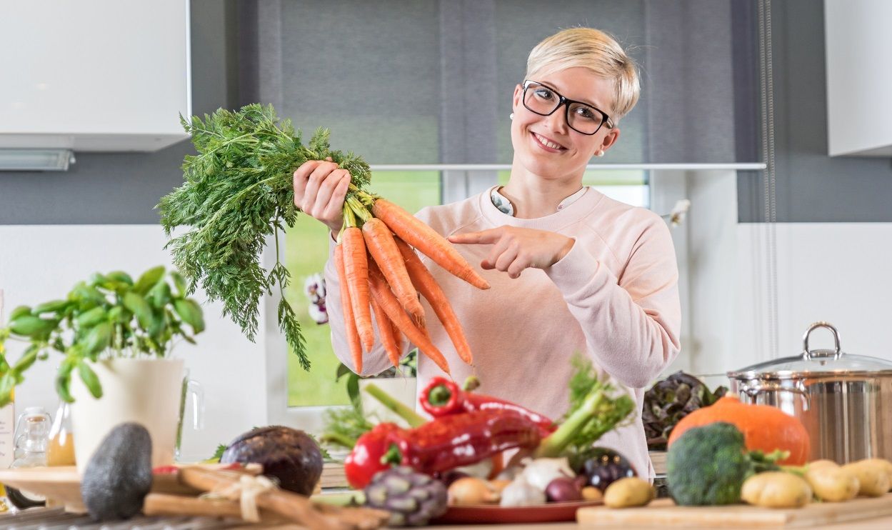 Frau beim Gemüse zubereiten