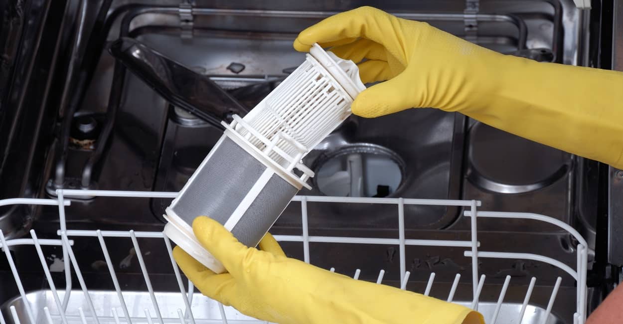 Warum stinkt die Spülmaschine? Ursachen: Sieb oder Besteckkorb verschmutzt