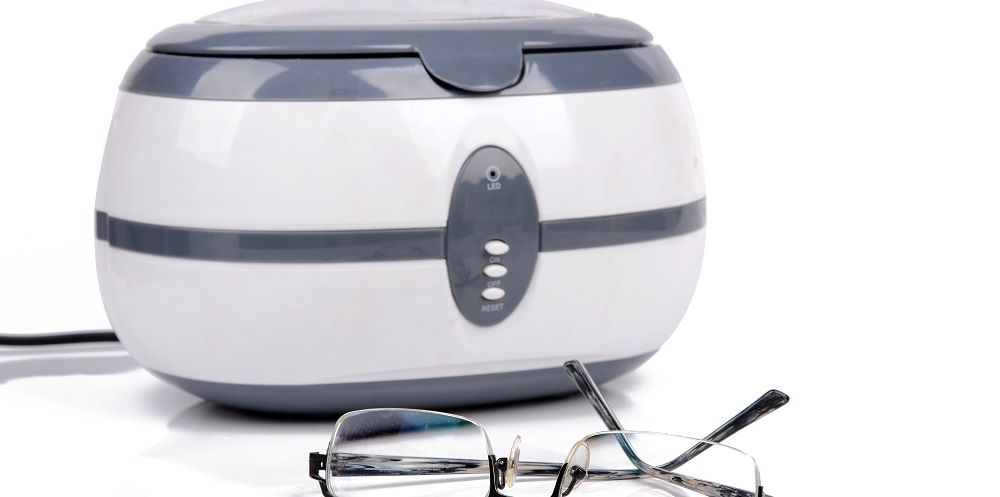 Ultraschallgerät - eine Brille mit Ultraschall reinigen