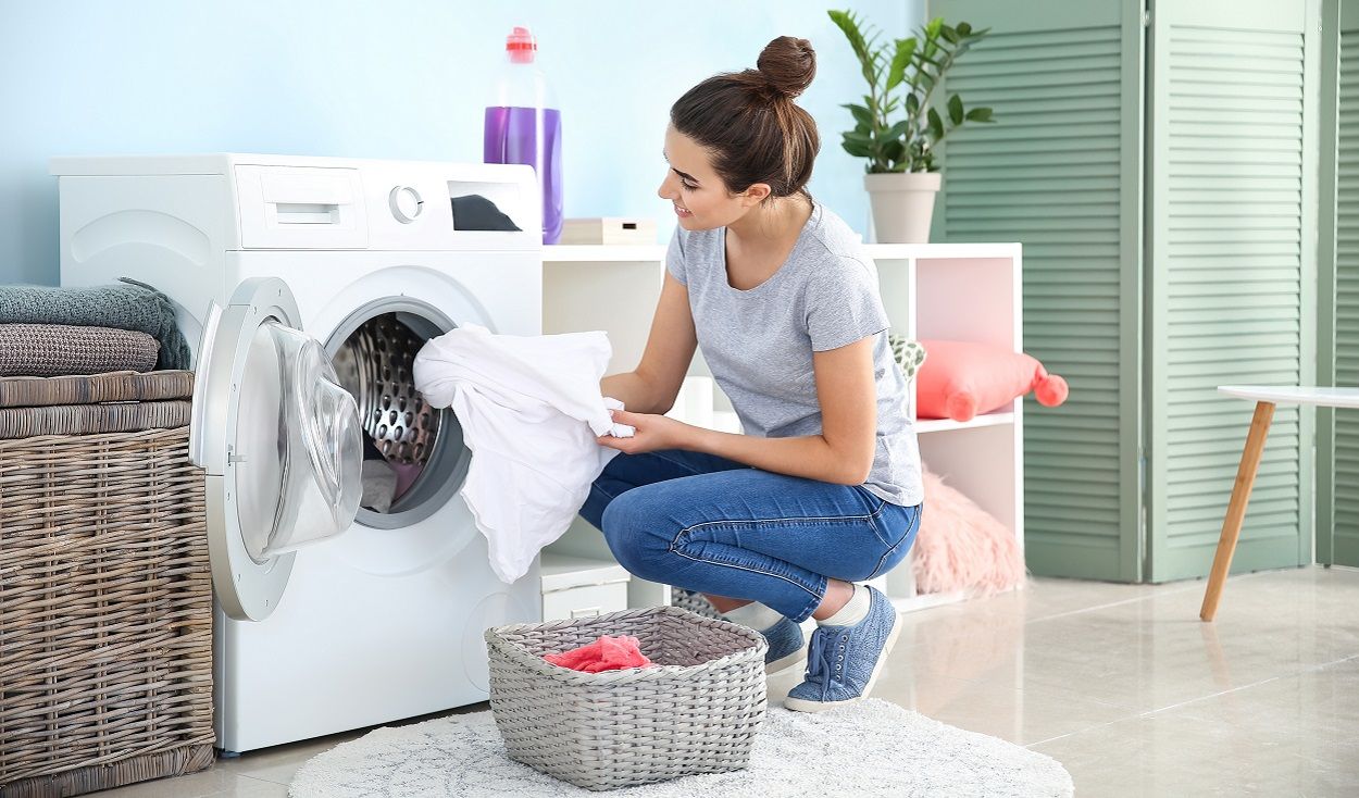 Frau bei der Wäschepflege