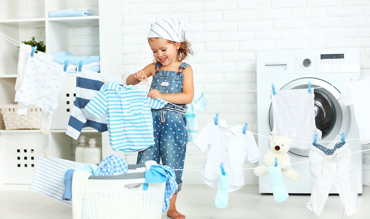 Kleines Mädchen bei der Wäschepflege