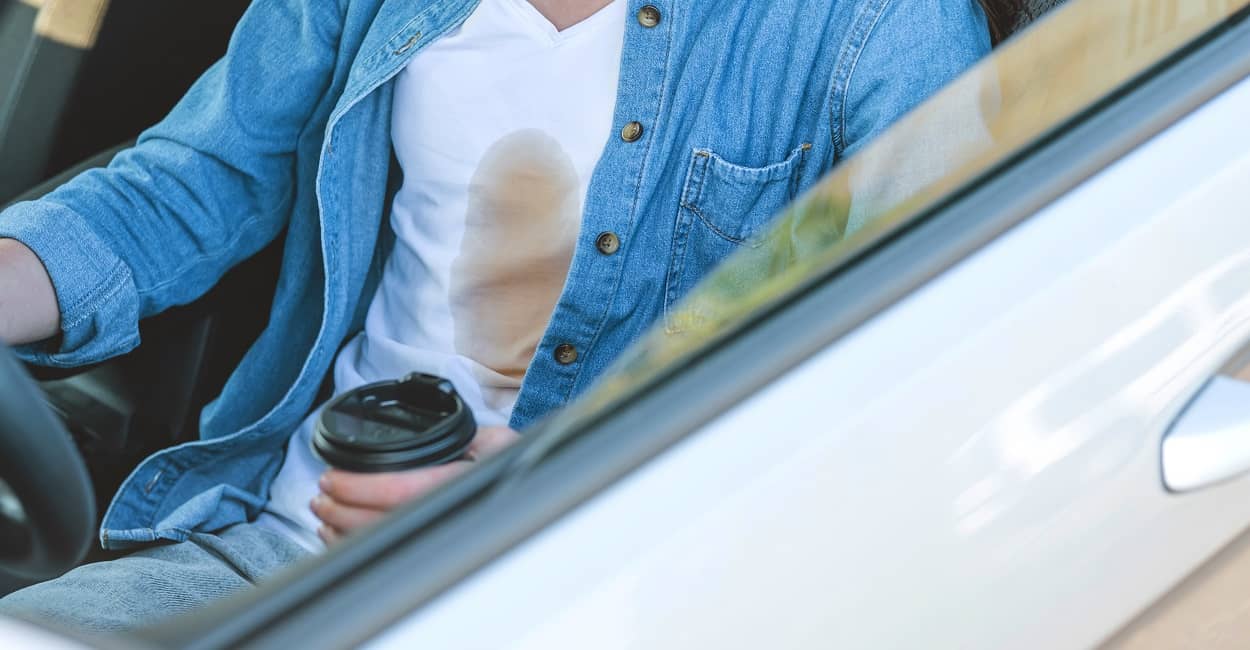 Kaffeeflecken auf Autositzen entfernen