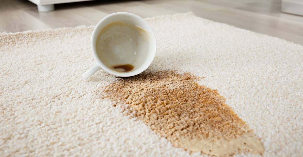 Kaffeeflecken aus Teppich entfernen