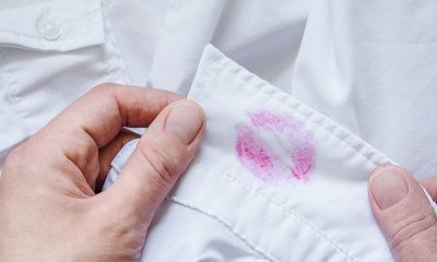 Make-up Flecken auf einem weißen Hemd