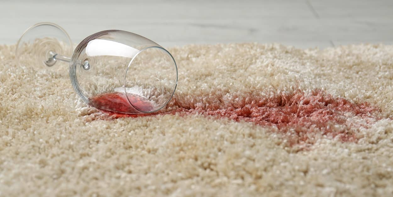 Rotweinflecke auf einem Teppich