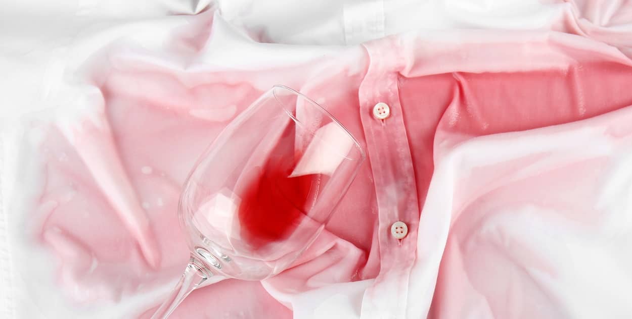 Wie Rotweinflecken aus Kleidung entfernen?