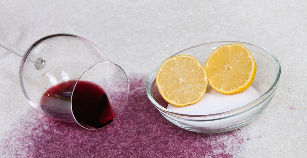 Rotweinflecken entfernen mit Salz und Zitronen