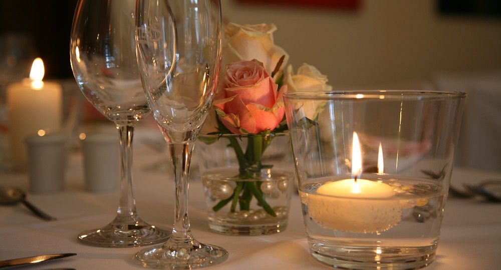 Kerzen auf einem gedeckten Tisch