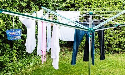 Wäsche hängt zum Trocknen im Garten