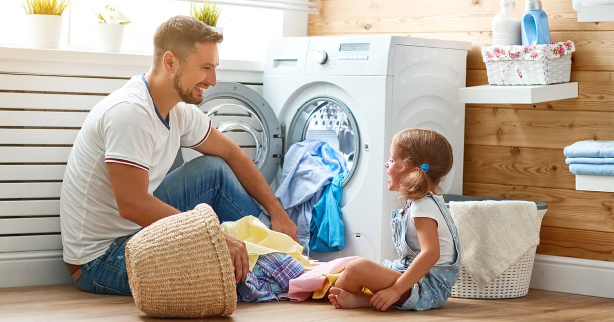 Vater und Tochter beim Wäsche waschen