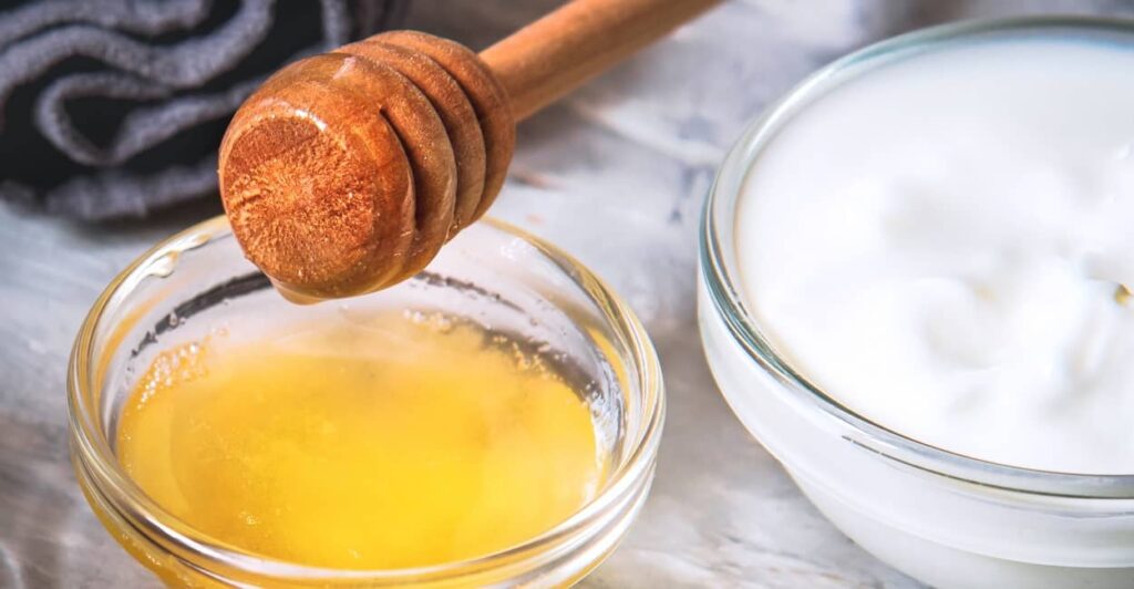 Honig und Quark helfen gegen trockene Haut