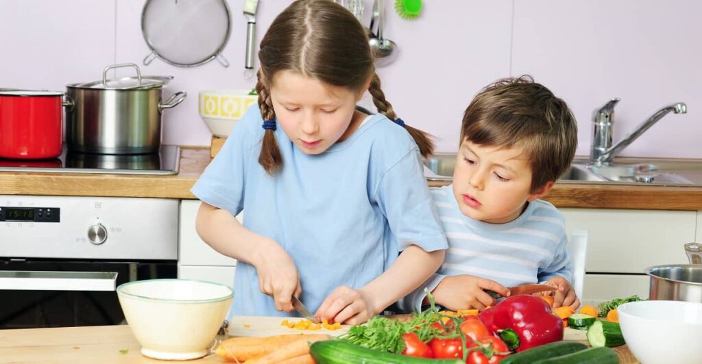 So können Kinder im Haushalt helfen: Kochen